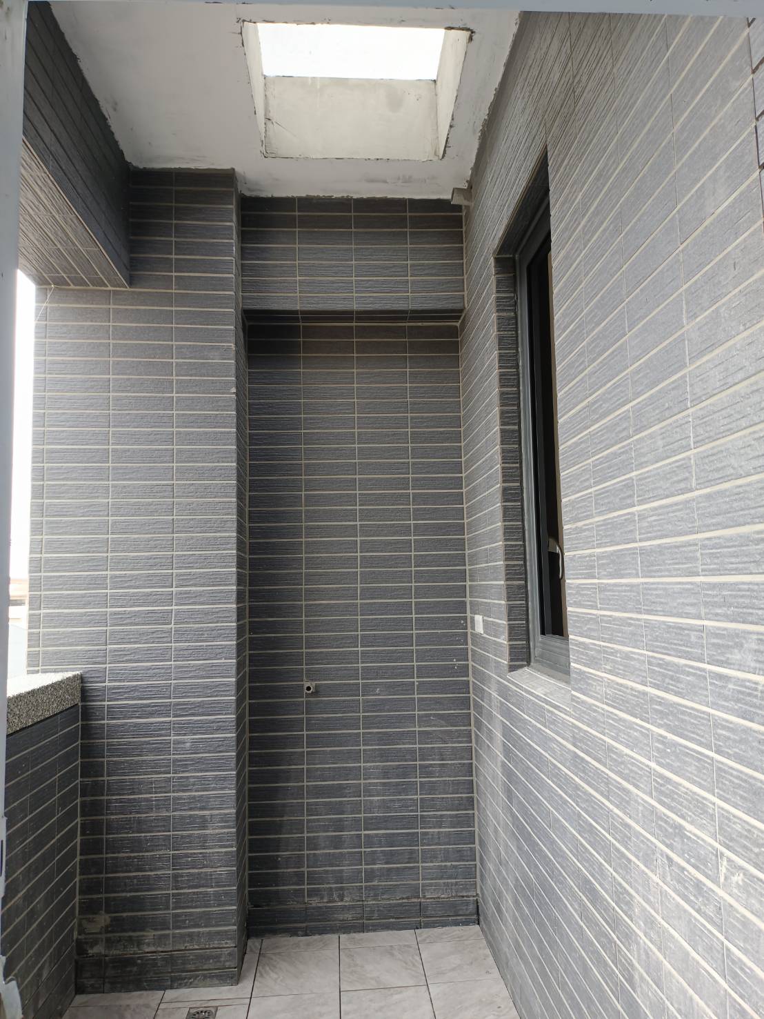 室內視角，光線不足、井道偏悶熱