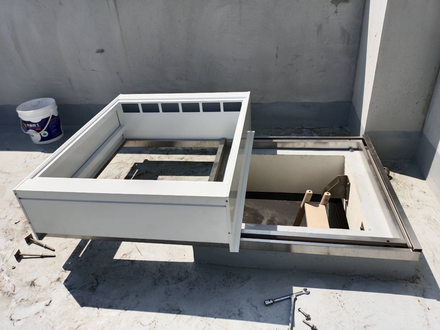 屋頂開口與舊蓋，開啟仰賴人力