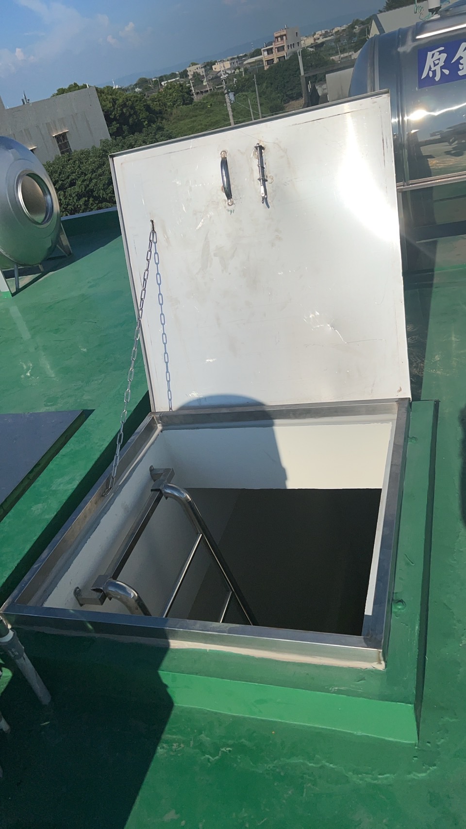 改裝前:屋頂舊式掀蓋,開啟仰賴人力