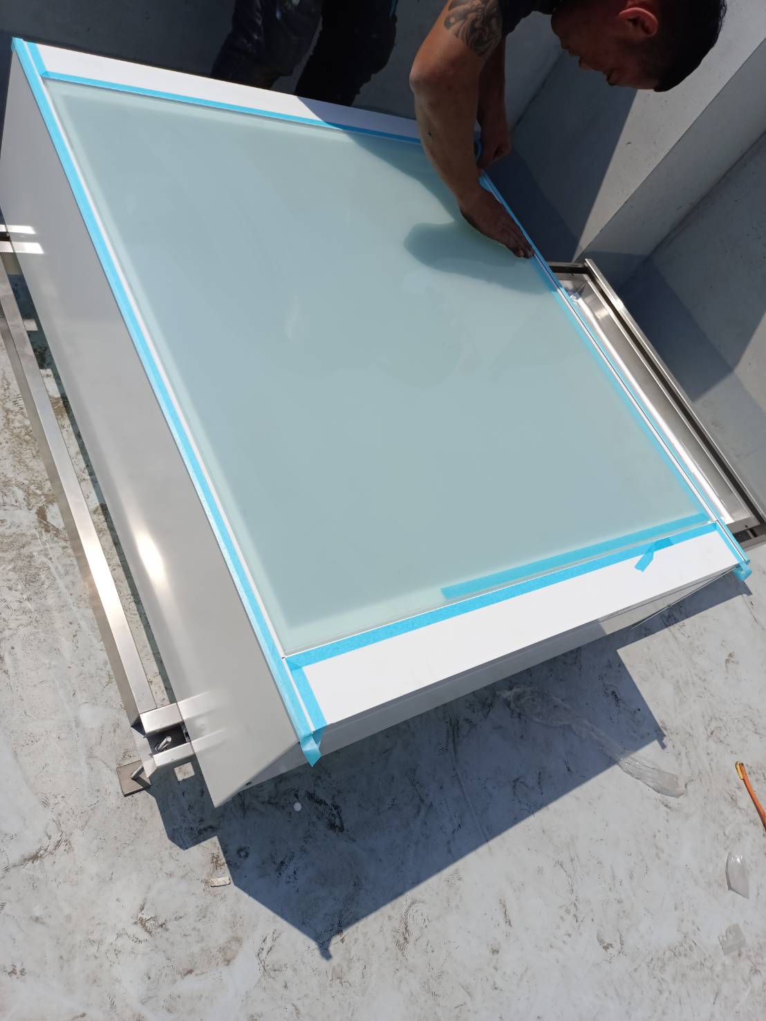 施工中：滑軌基座定位與固定點配置