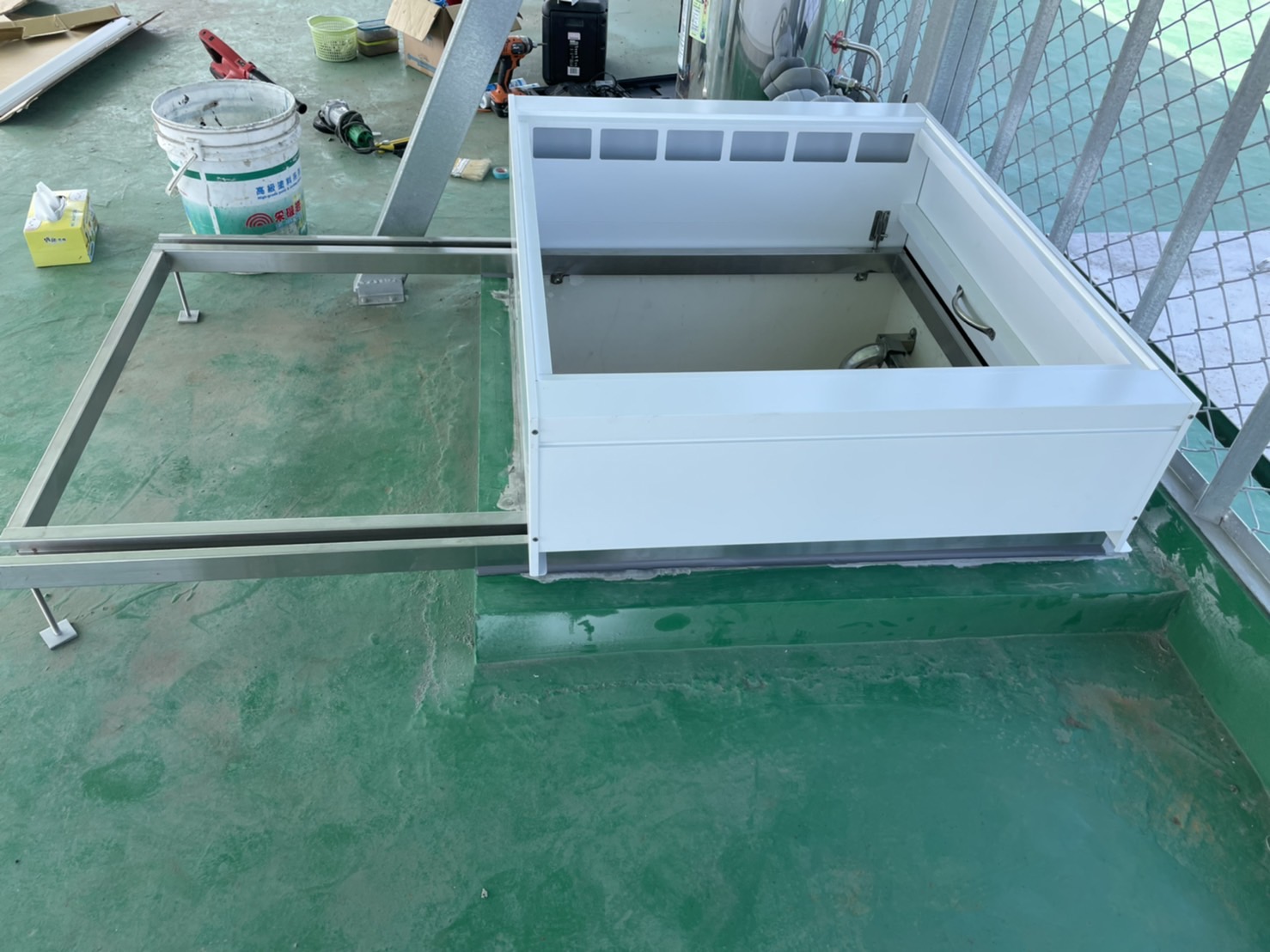 滑軌基座與採光通風箱體定位