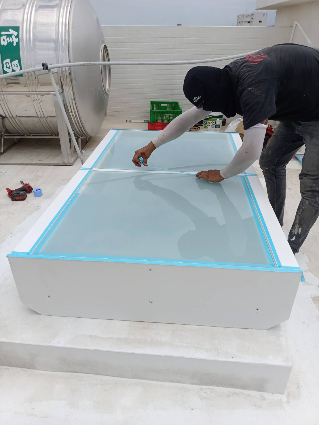 防水細節：導水槽、收邊與密封層近拍