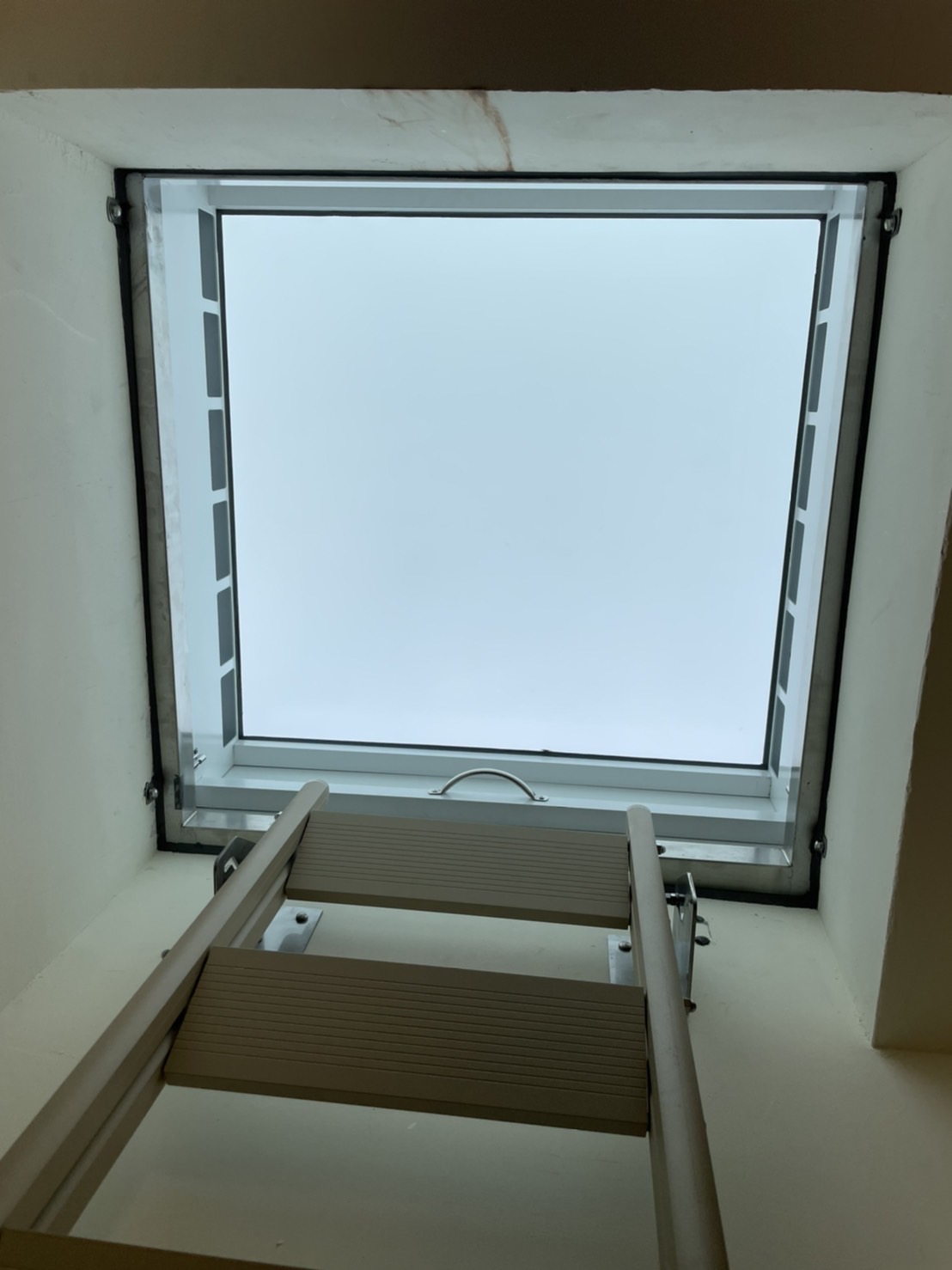 完工後:井內仰視,採光板與通風窗提升亮度與換氣