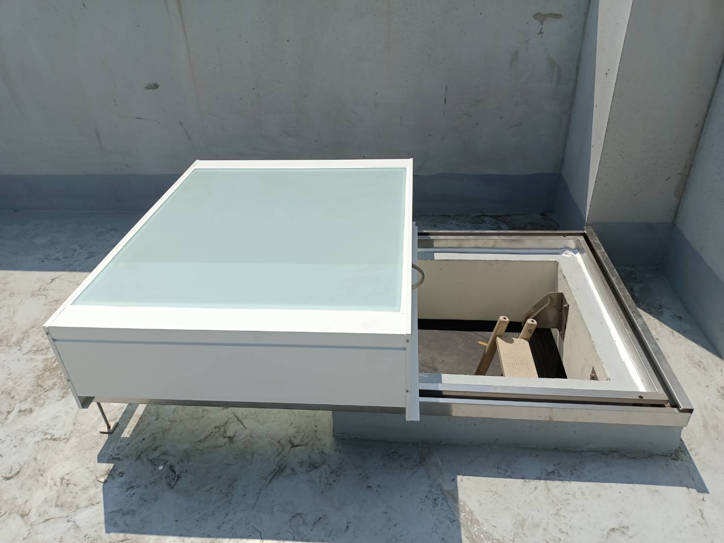 完工：屋頂閉合狀態，外觀融入建築色系