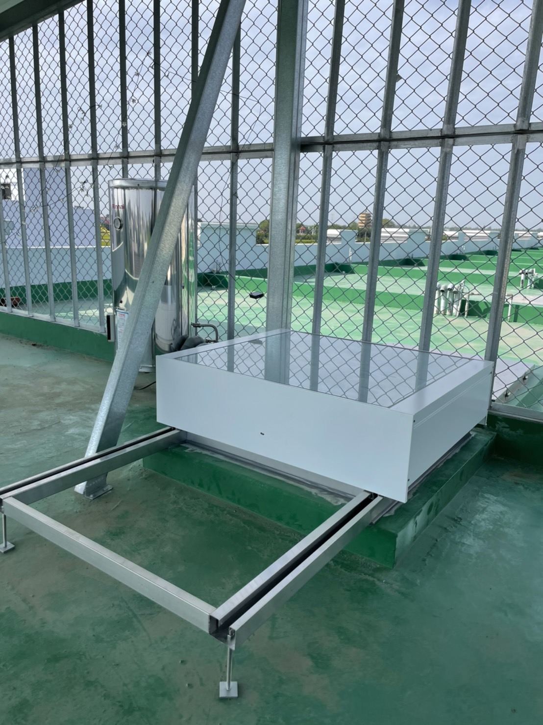 完工後:屋頂滑軌式採光通風人孔蓋閉合狀態