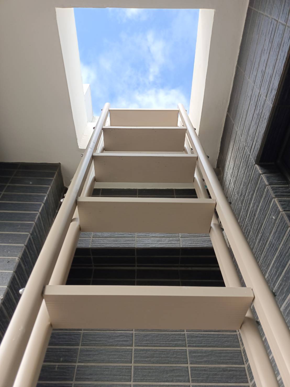 完工：滑移開啟，開口全幅淨空、動線順暢