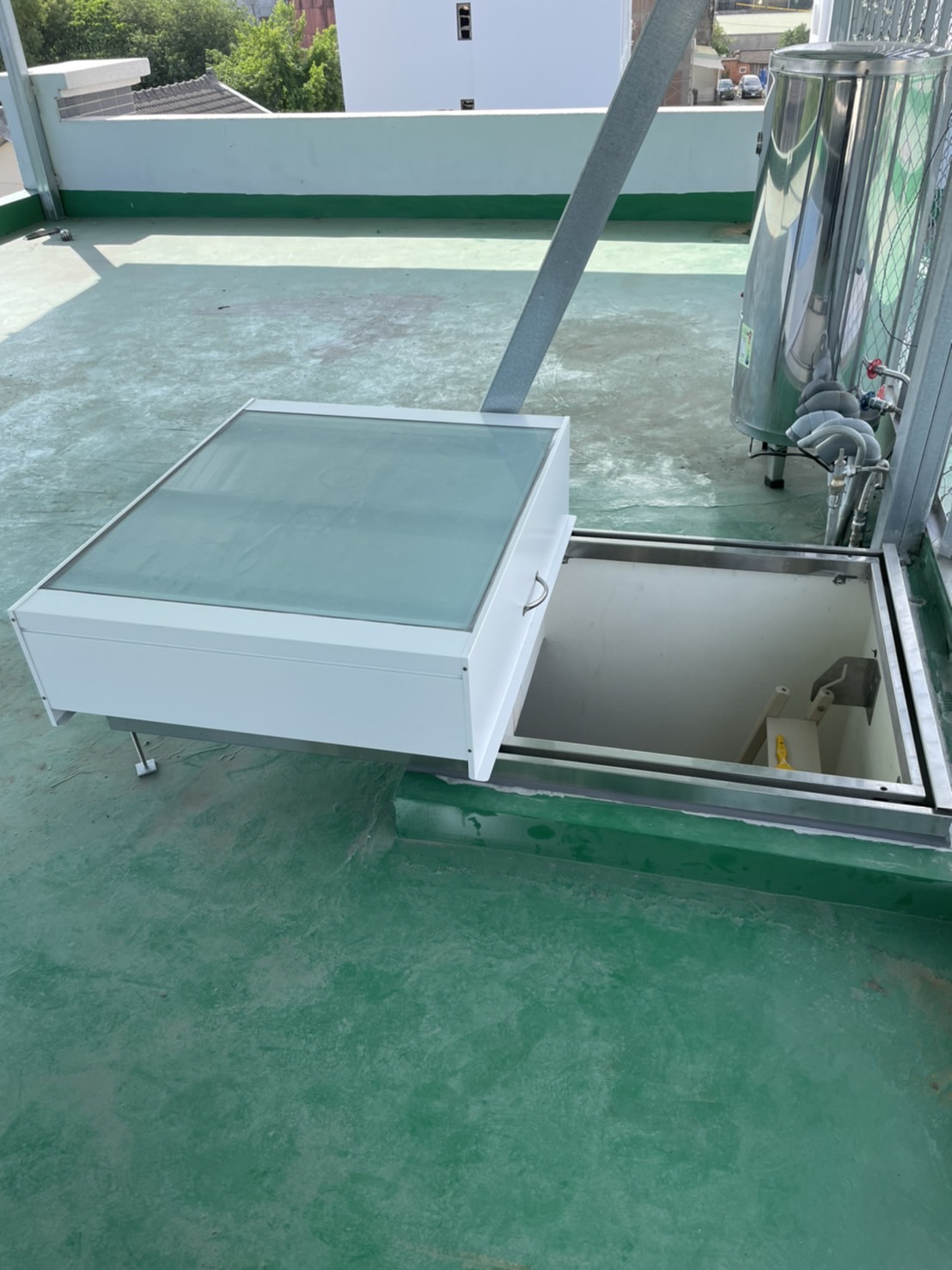 完工後:箱體於滑軌上滑移開啟,開口全幅淨空