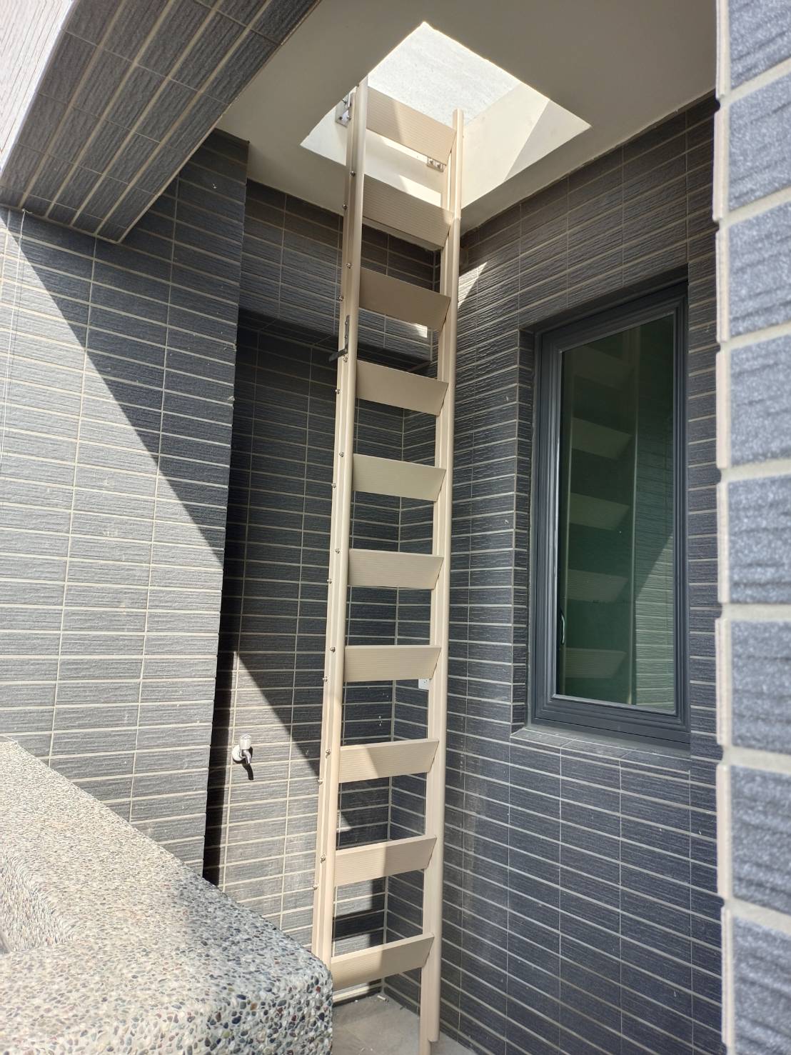 完工：井內仰視，自然採光均勻、光暈柔和