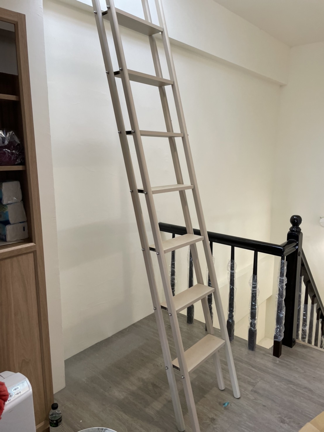 多功能爬梯室內安裝,防滑踏階與穩固固定點,提升上下安全