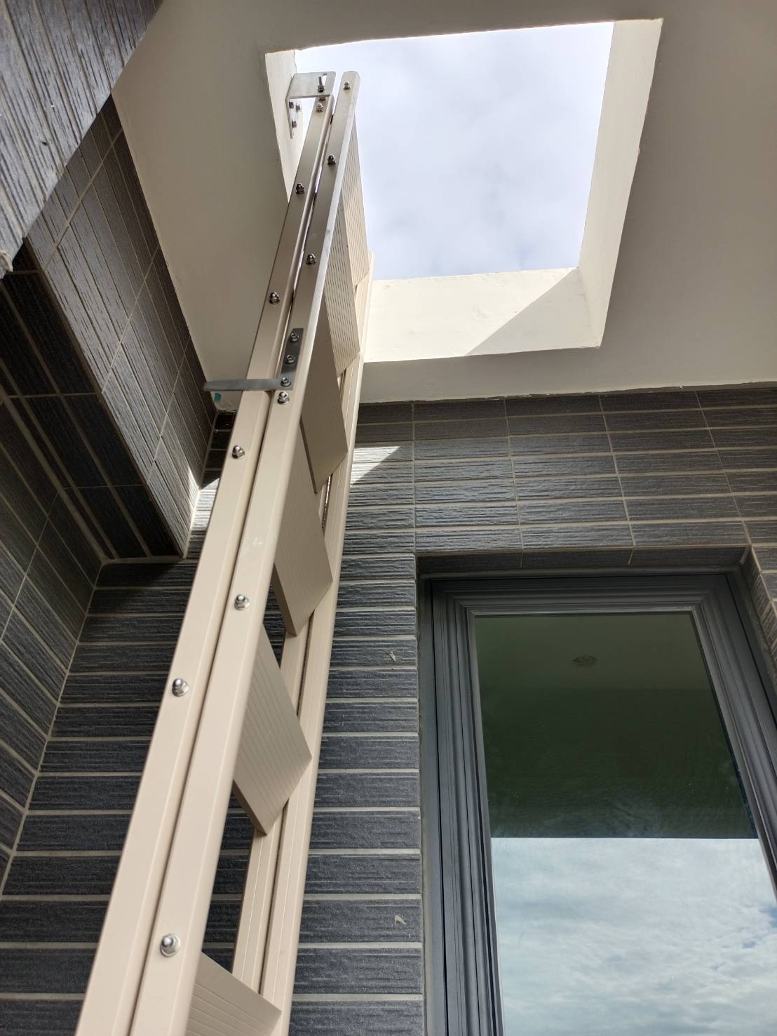 多功能爬梯：防滑踏階與止跌鏈特寫