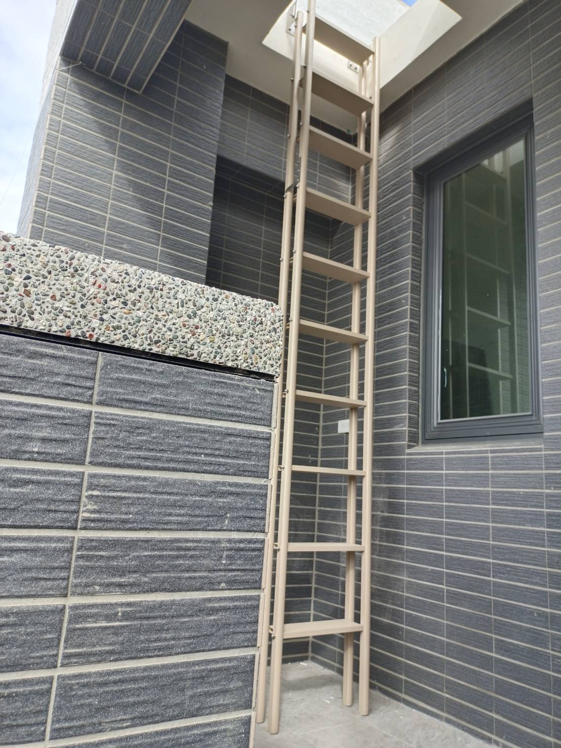 多功能爬梯：防滑踏階與止跌鏈特寫