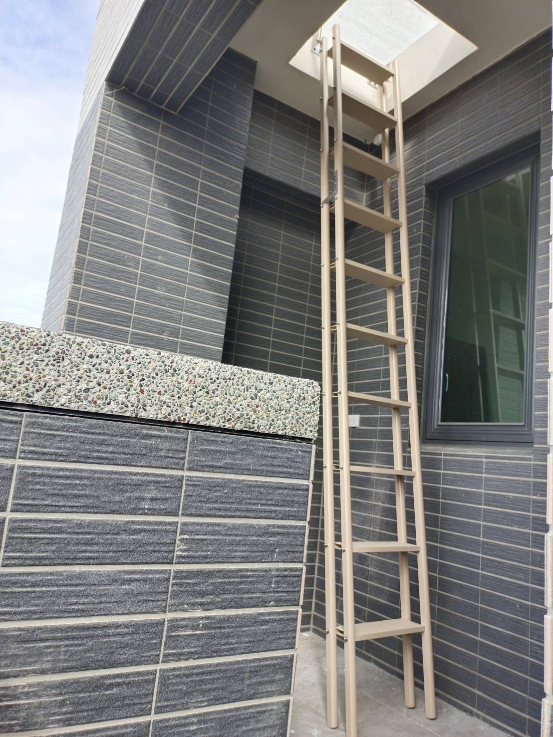 透天住宅室內爬梯與滑軌式人孔蓋，單人安全開啟與上下動線示意