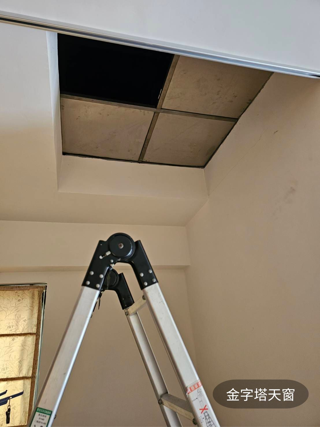 維修孔位置不當與攀爬風險-頂樓爬梯改裝前