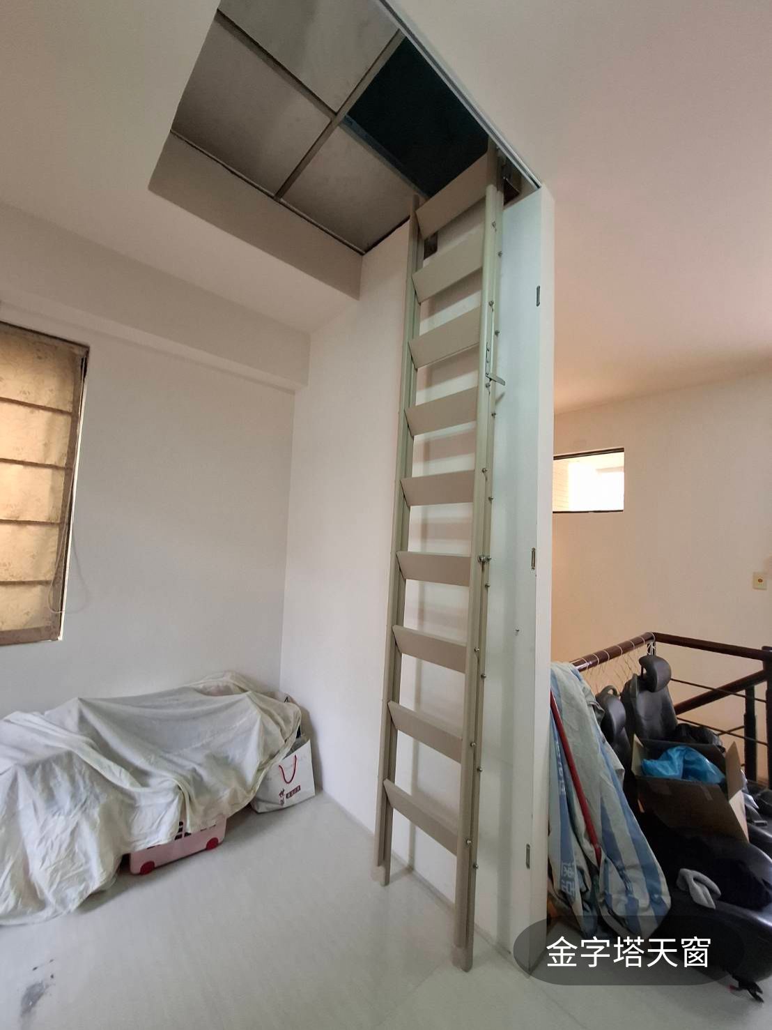 頂樓爬梯收合狀態