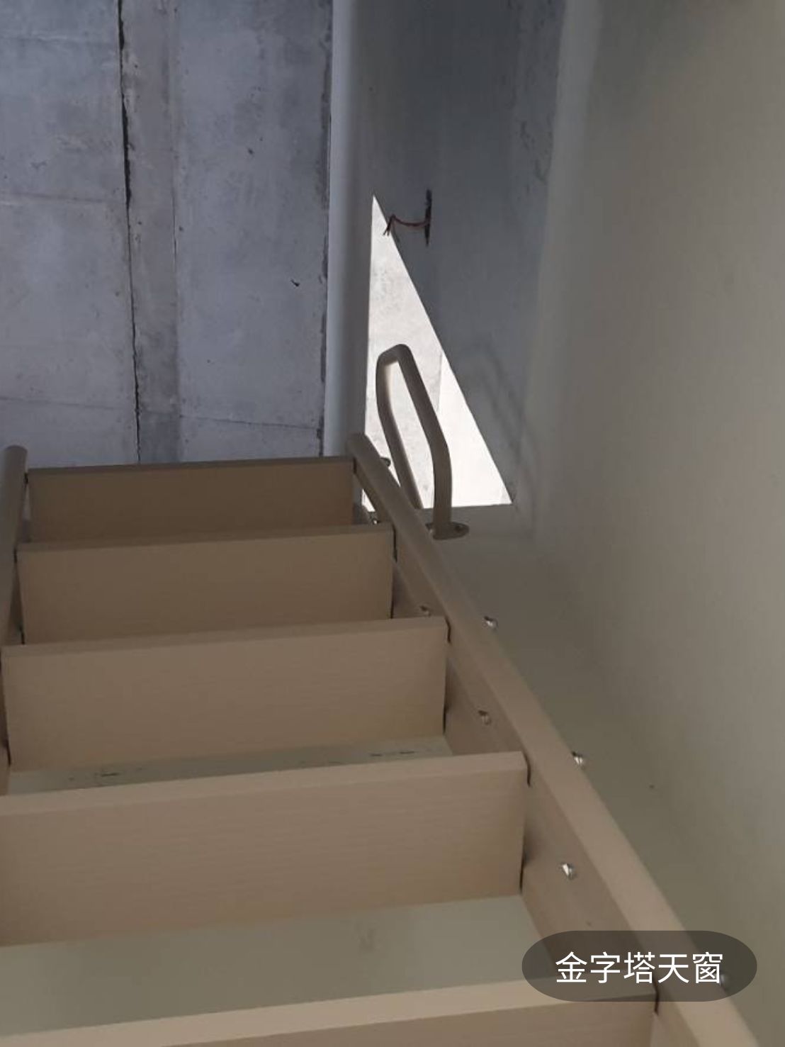 加裝彎把手輔助系統-提升不銹鋼爬梯安全性