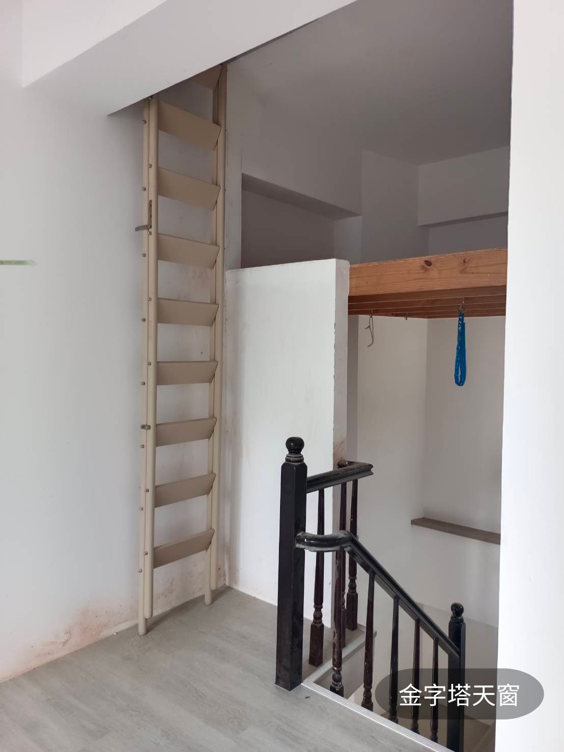 閣樓爬梯收折效果：極致貼合牆面，頂樓爬梯改裝首選