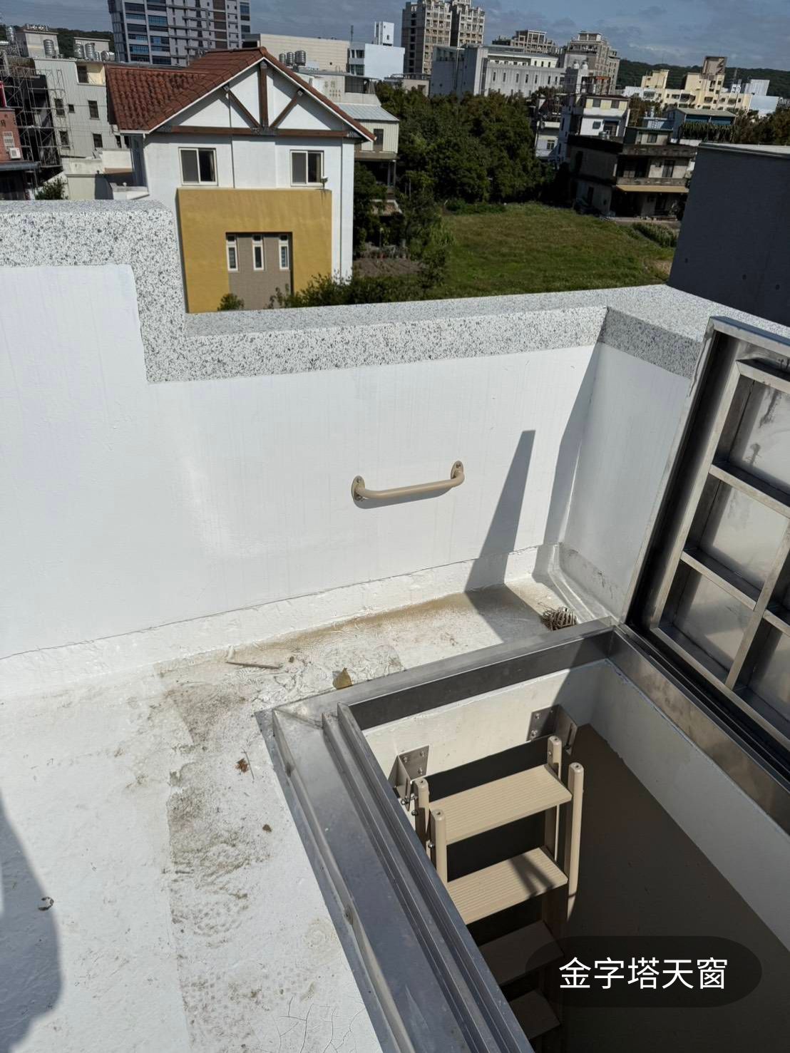 一字把手系統與維修孔位配合實景