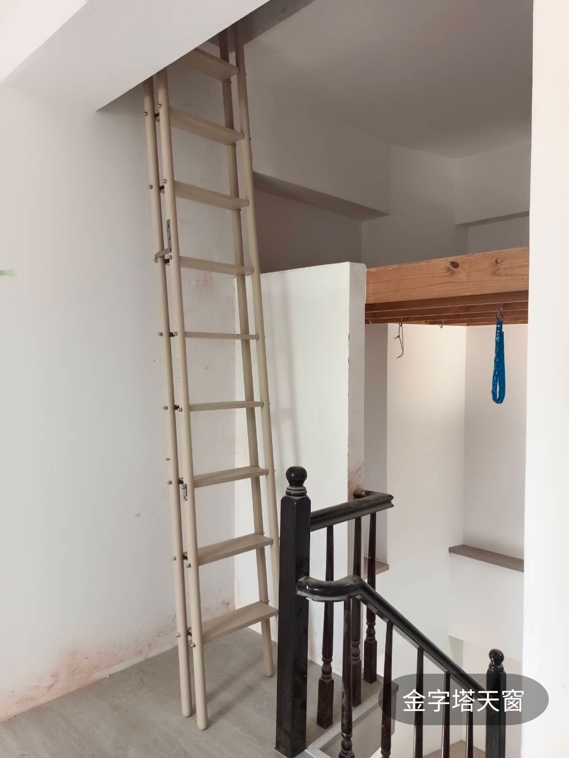 閣樓爬梯展開狀態：符合人體工學斜度，室內設計師推薦