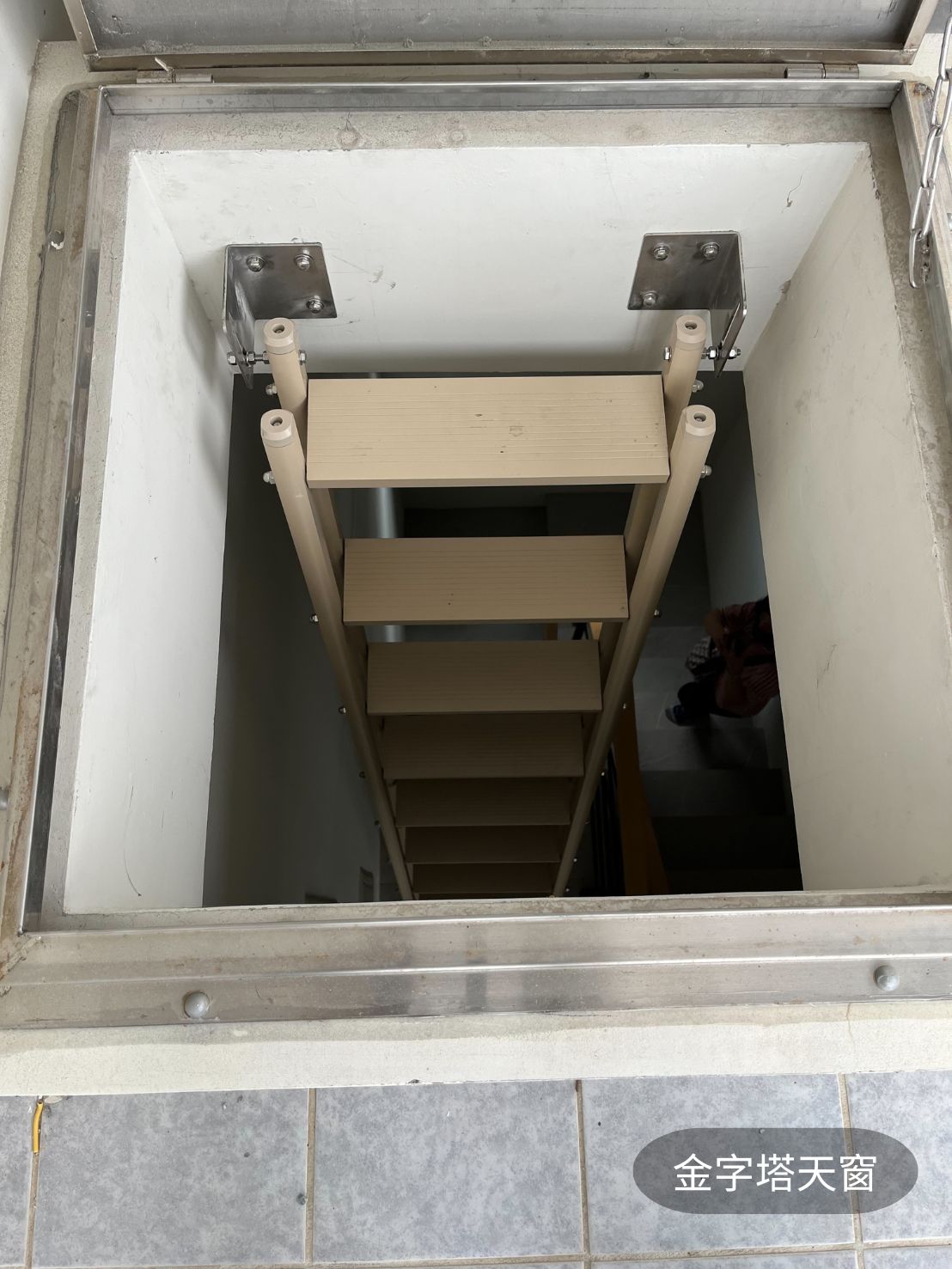 頂樓維修梯施工細節：針對RC牆面進行專用結構螺栓固定