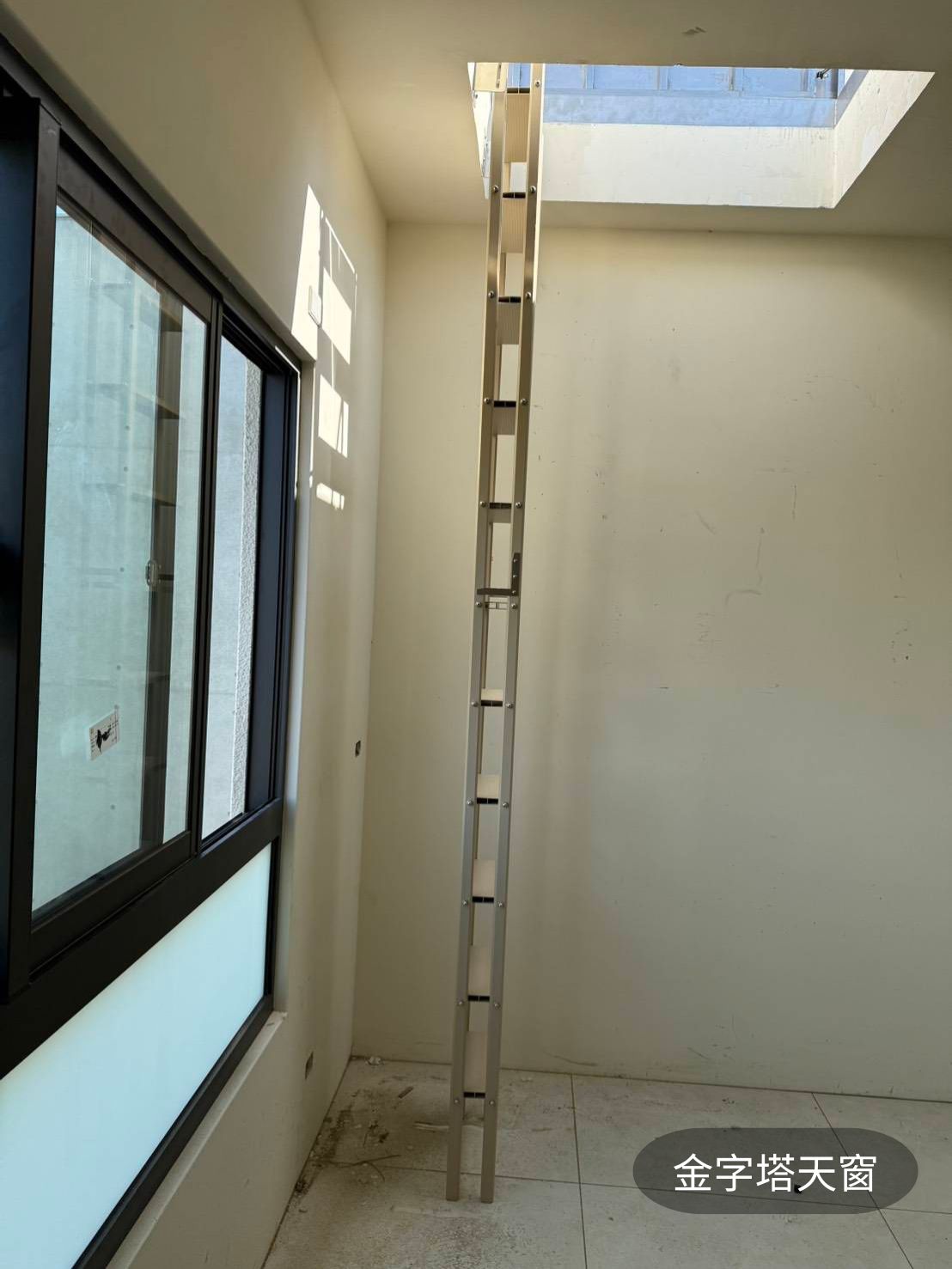 側視圖：極簡設計擺脫傳統不銹鋼爬梯的冷冰冰感