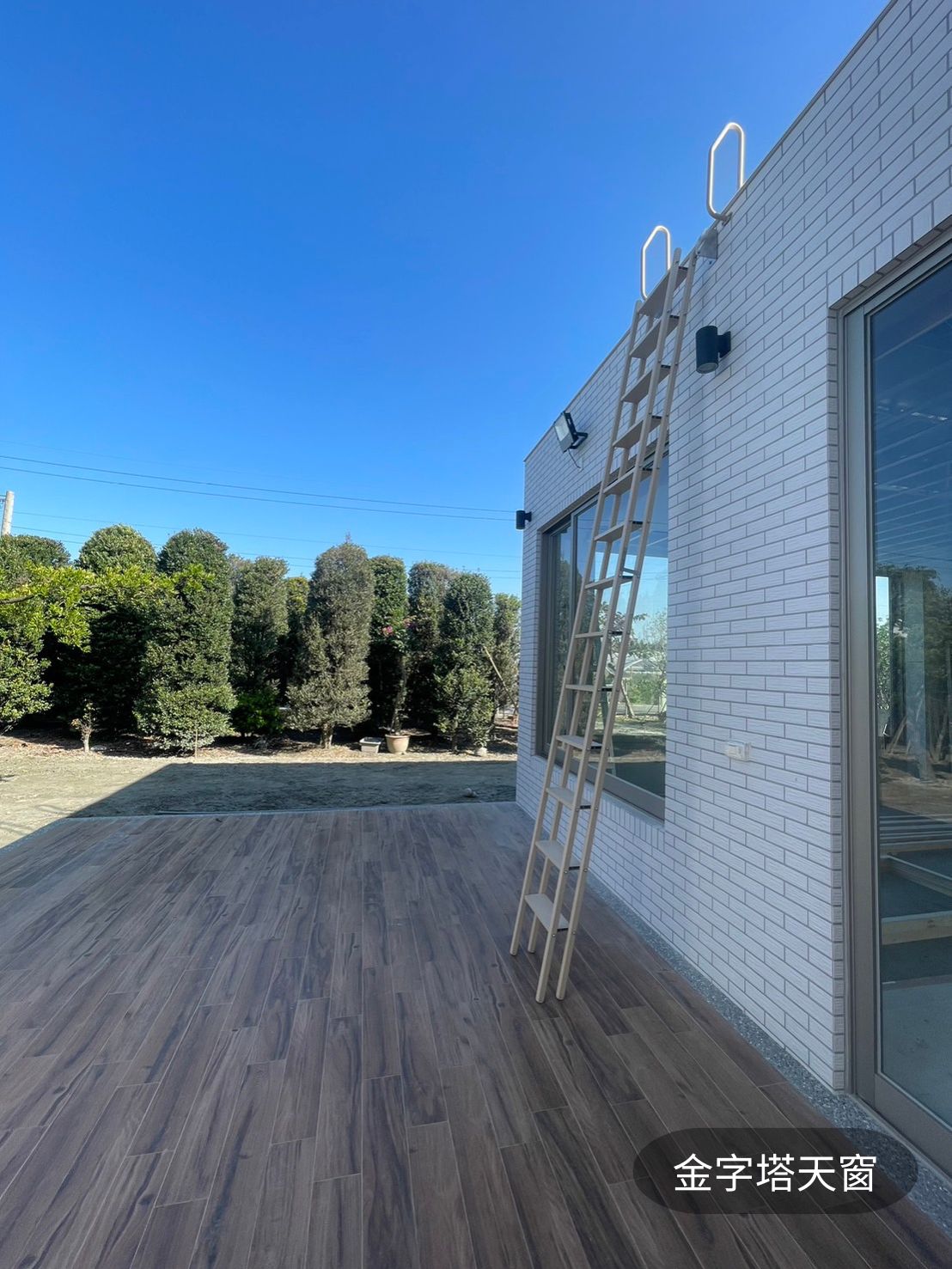 頂樓爬梯與環境融合