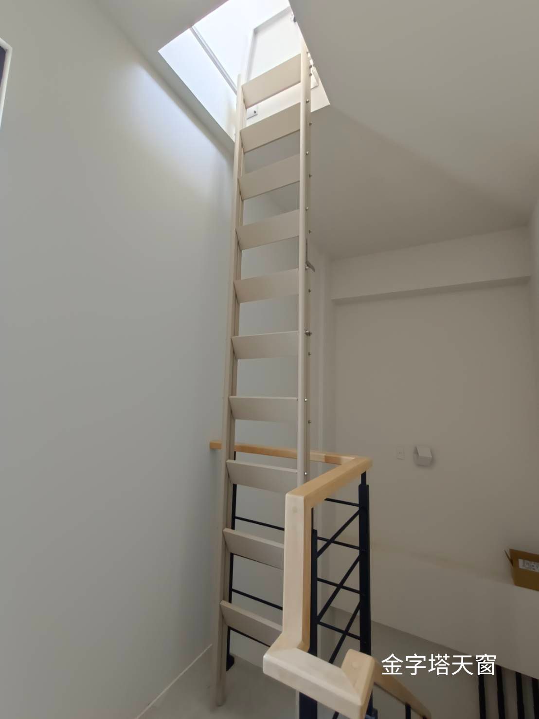 屋頂爬梯改裝後：固定式美觀維修梯