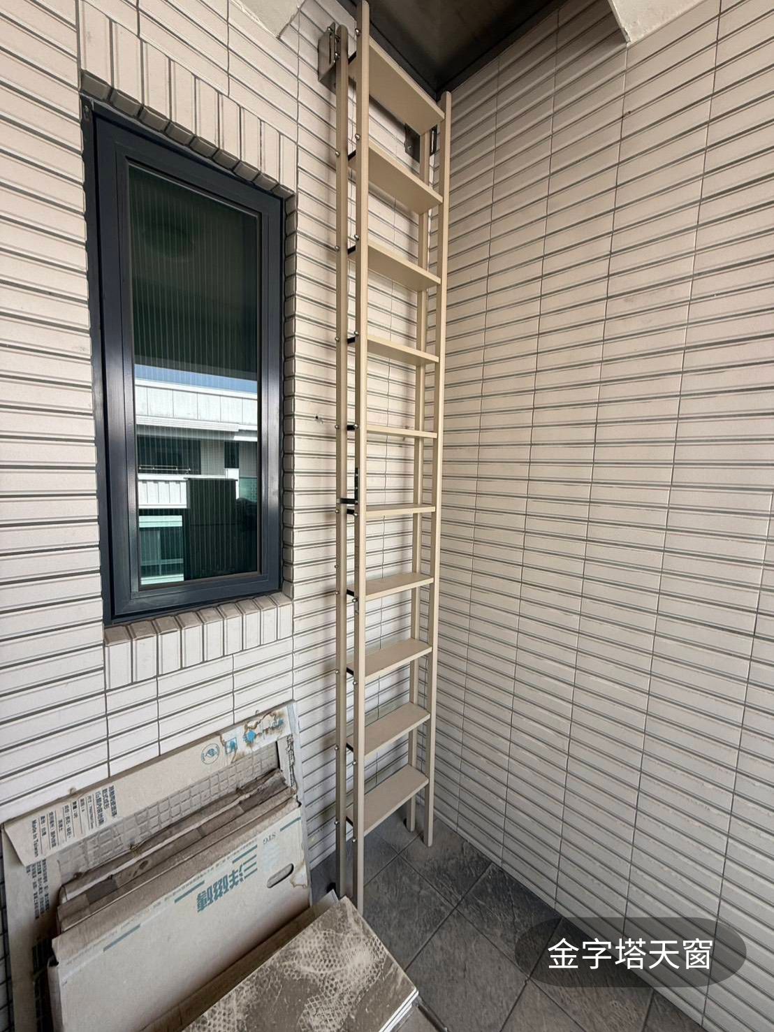 多功能頂樓爬梯置物架