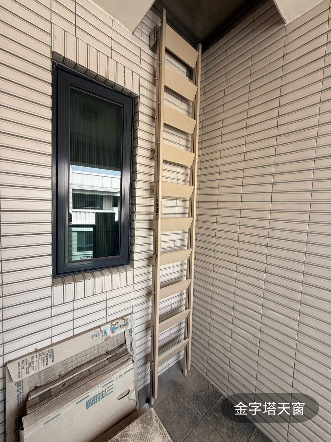 多功能頂樓爬梯收合狀態