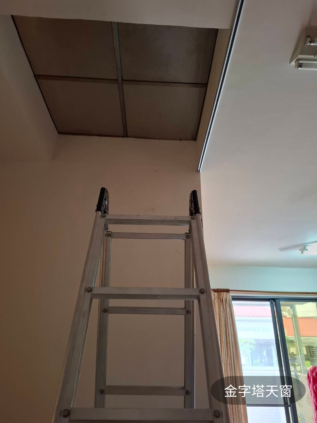搬運活動梯風險-頂樓爬梯改裝前