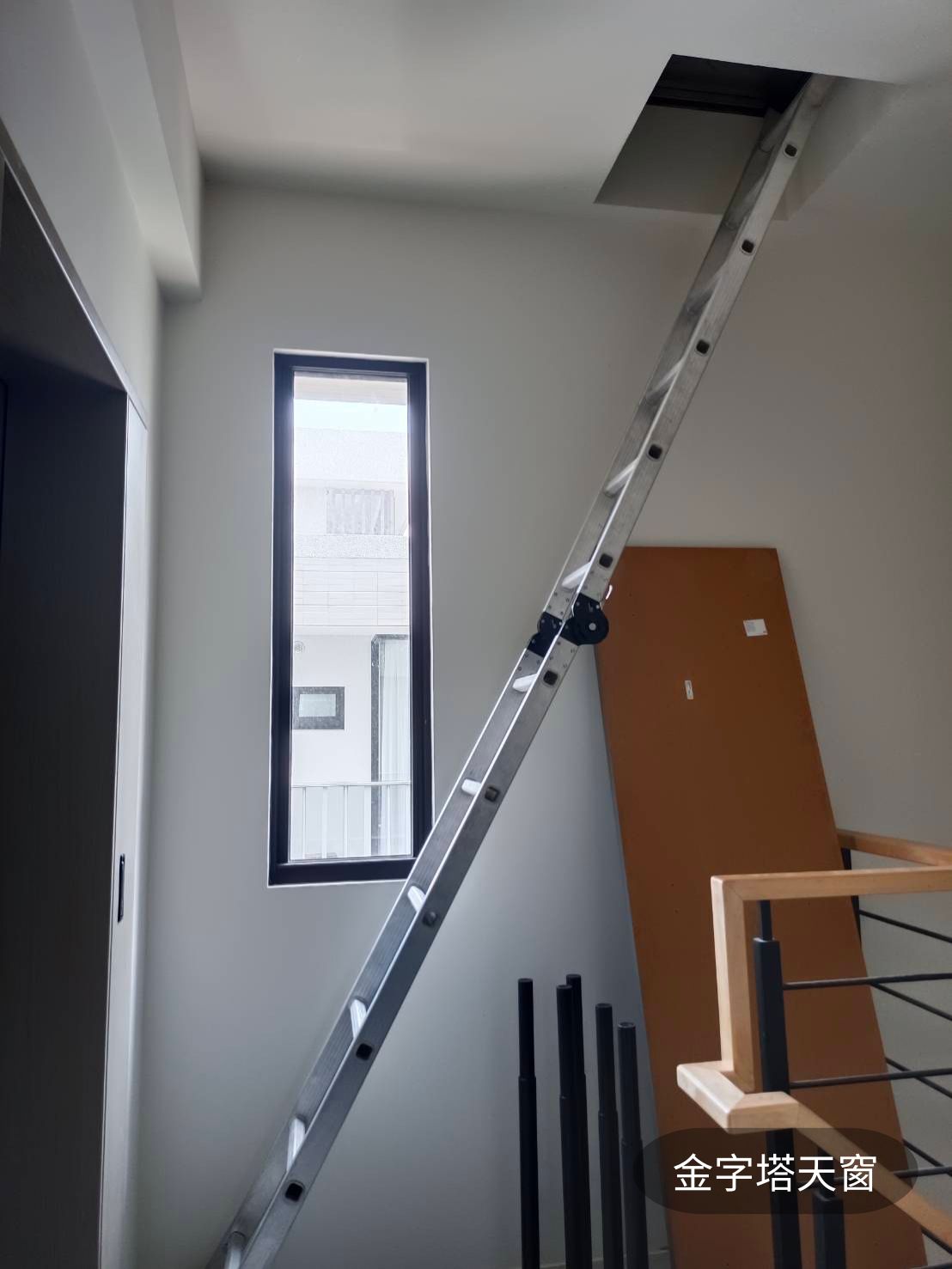 屋頂爬梯改裝前：不穩固的活動鋁梯