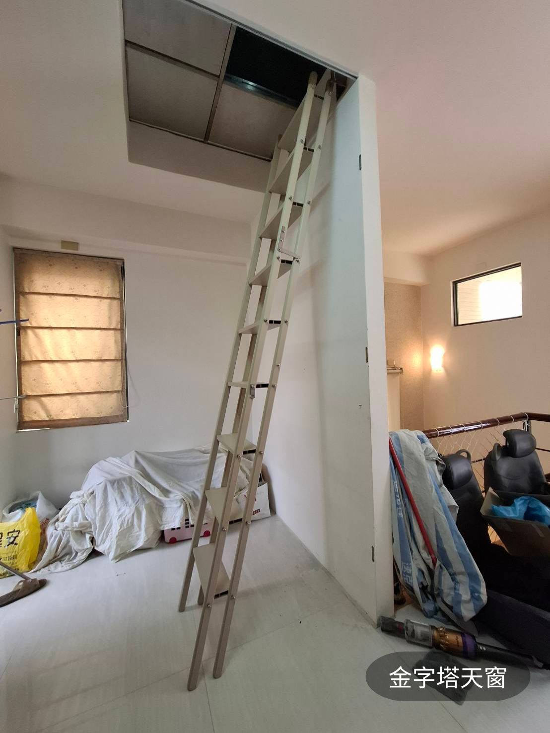 屋頂爬梯展開狀態：平面踏板