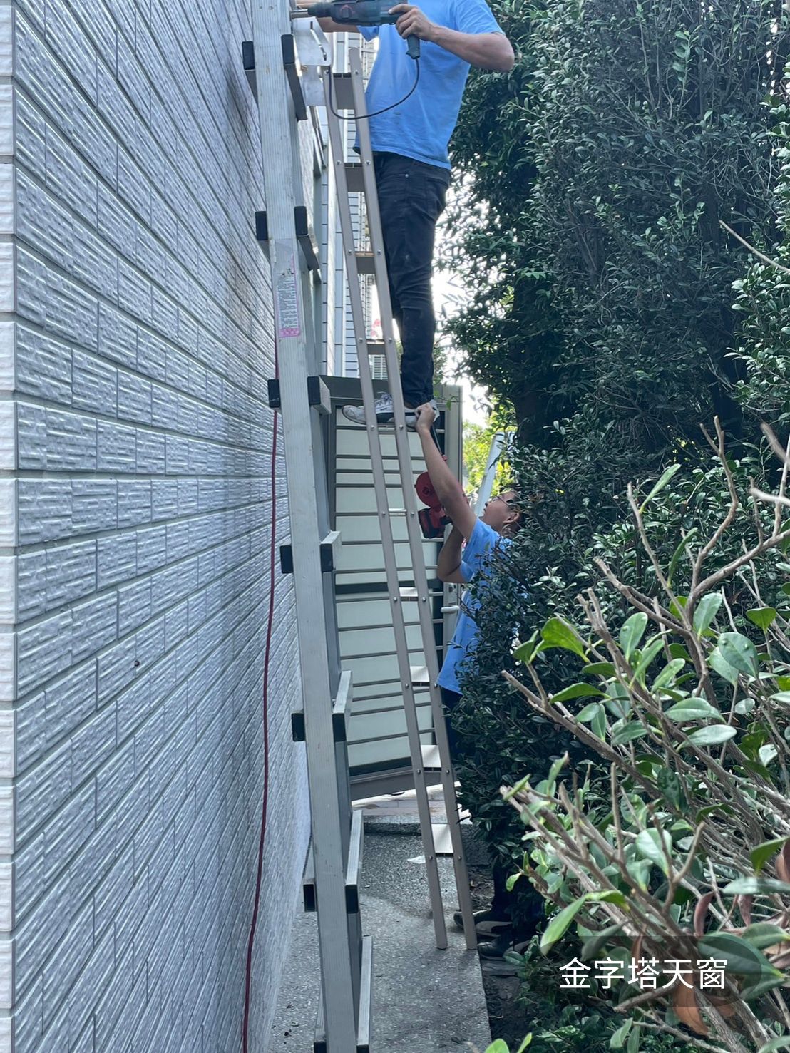 頂樓爬梯結構與安全彎把手鎖固