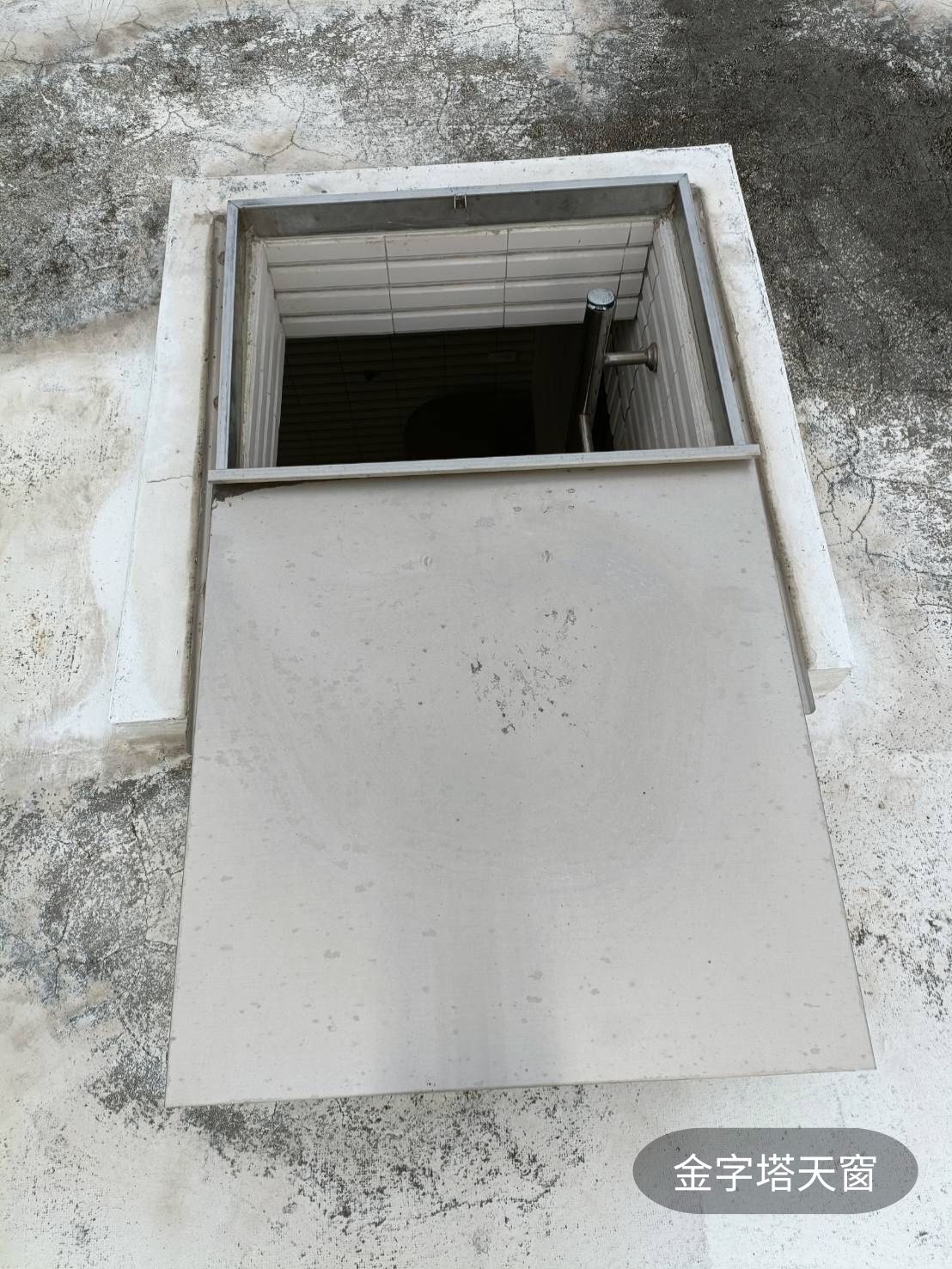 頂樓屋頂爬梯出口俯視