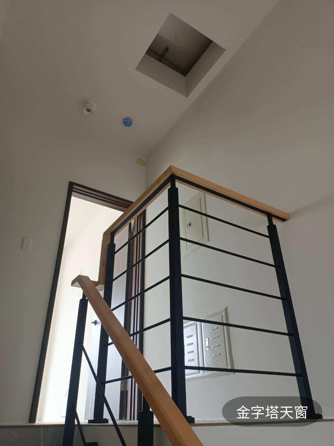 頂樓爬梯改裝前：必須手搬活動梯才能進入維修口，安全隱憂大