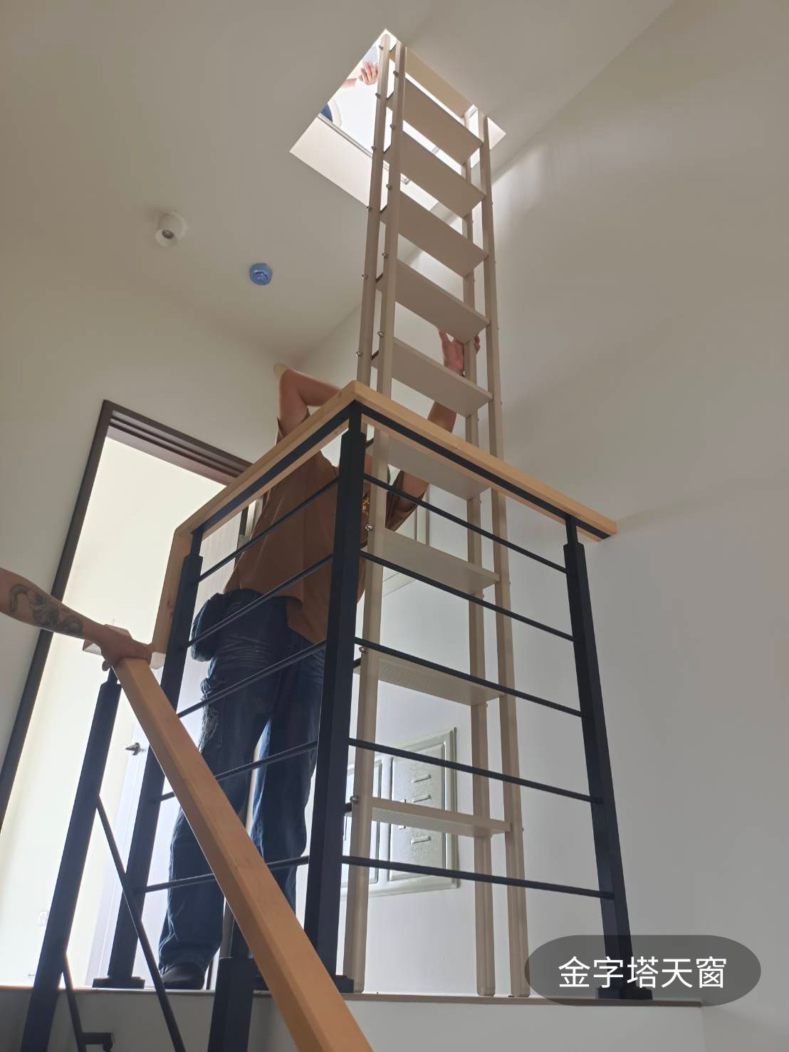 頂樓爬梯細節：不鏽鋼強化連接座，確保頂端承重穩固