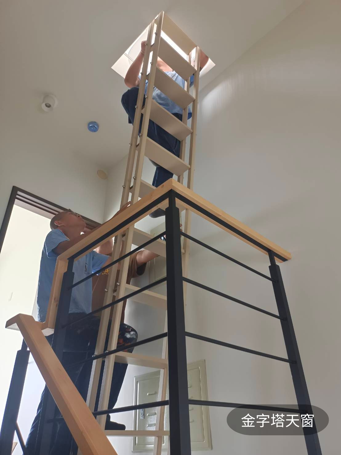 頂樓爬梯施工實錄：技師進行精密水平與高度定位