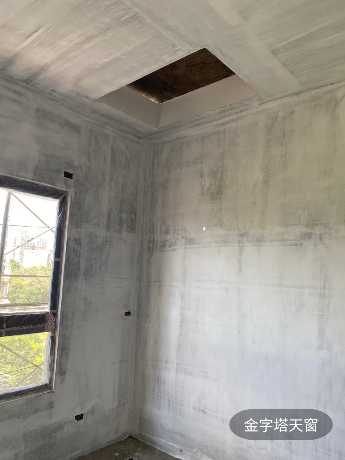 新建案頂樓爬梯預留孔原始狀態-尚未安裝金字塔多功能梯