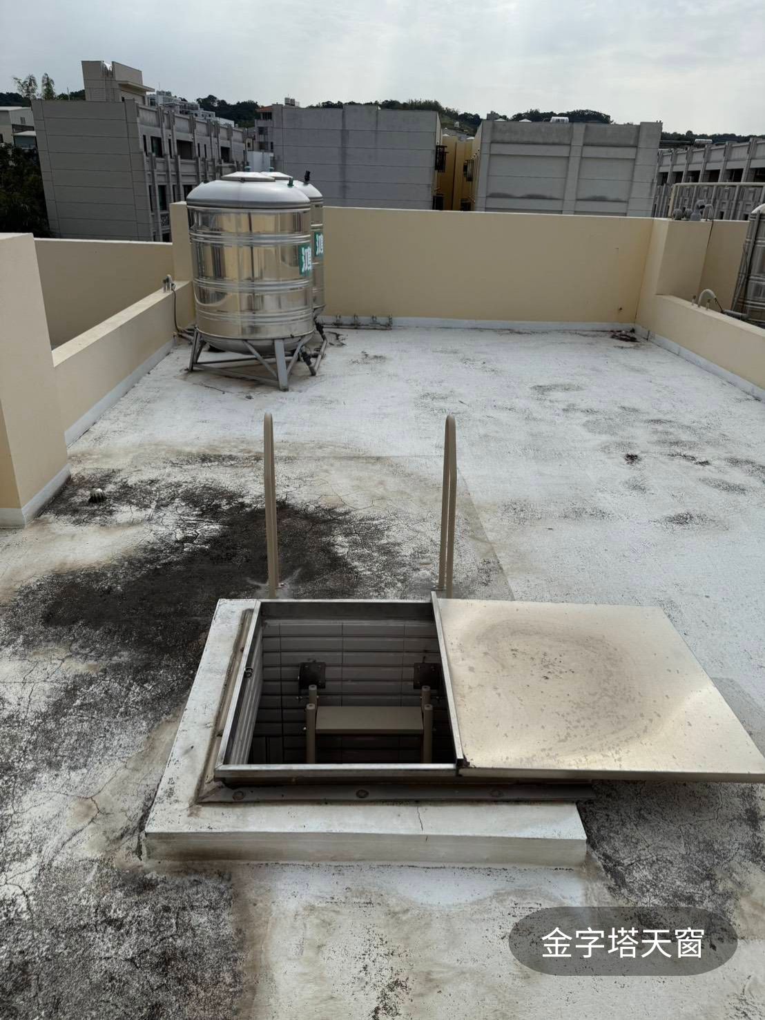 屋頂爬梯改裝細節-立式把手安裝