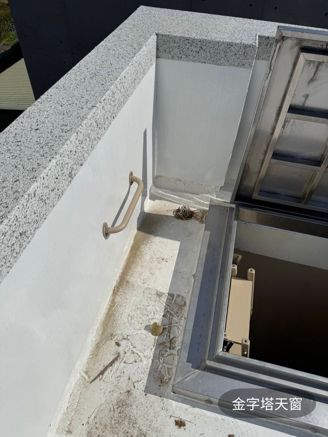 頂樓一字把手輔助系統-增加上下跨越安全性