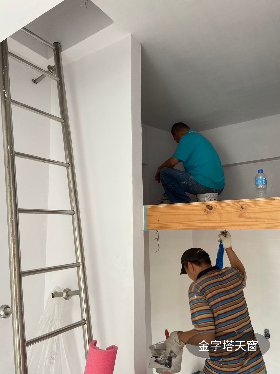 傳統圓管不銹鋼爬梯改裝對比 - 金字塔天窗專業施工安裝