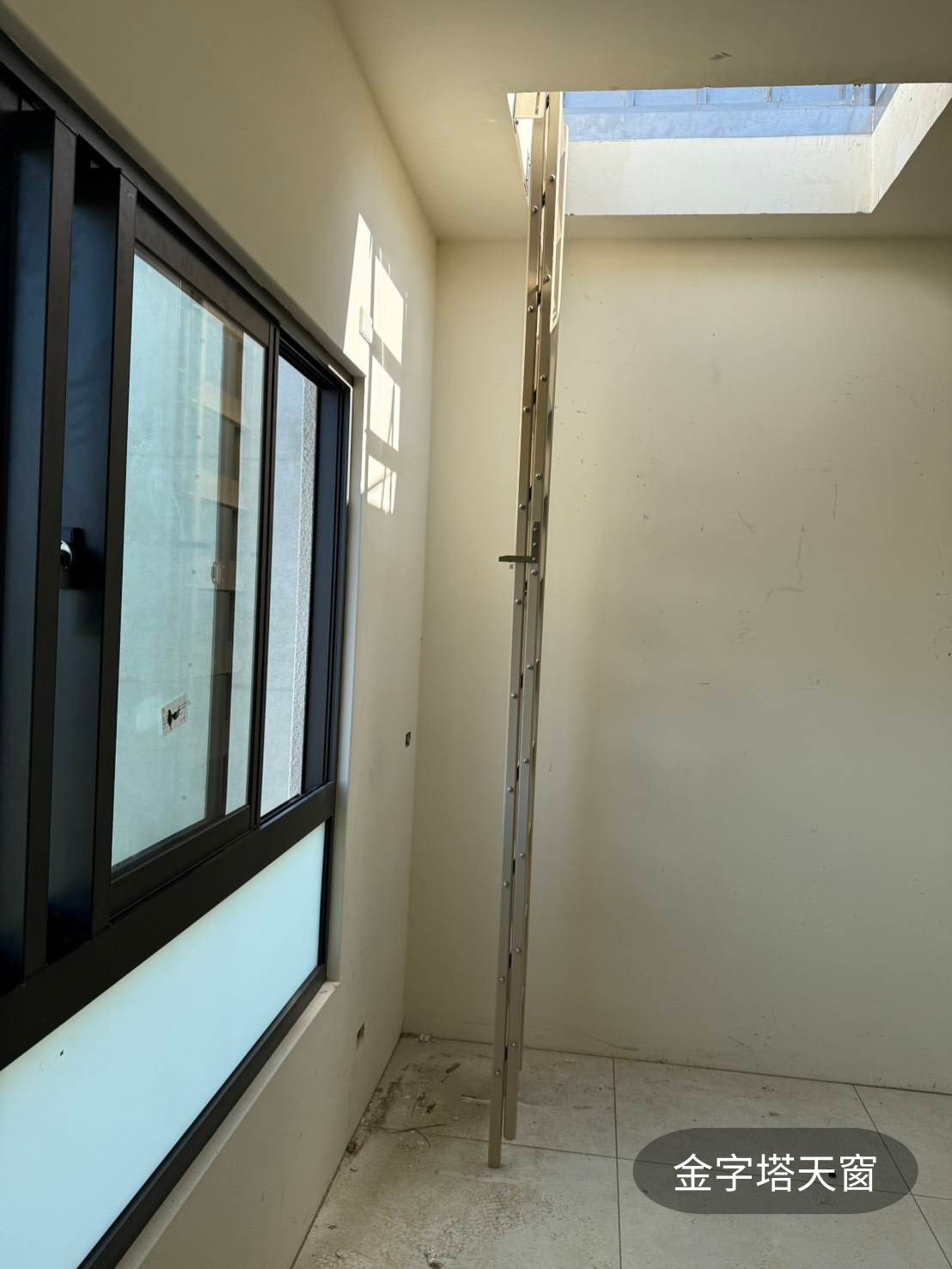 安裝多功能頂樓爬梯，收納簡易且美觀穩固